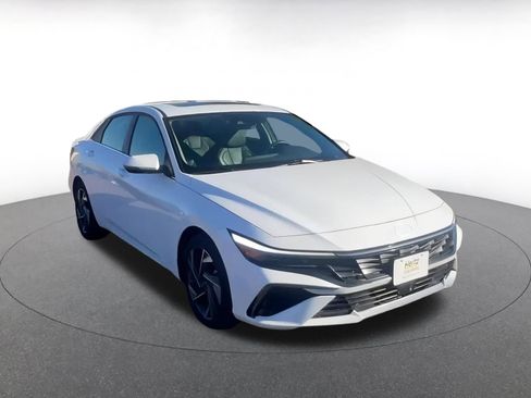 Used 2025 Hyundai Elantra Limited image 3