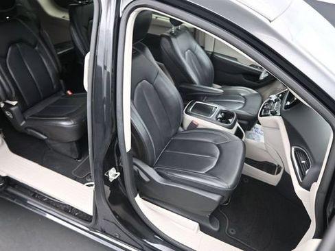 Used 2023 Chrysler Pacifica Touring-L FWD image 11
