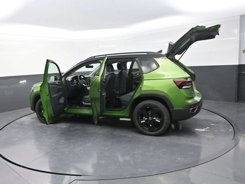 New 2026 Volkswagen Taos SE image 30