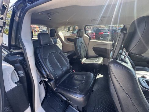 Used 2017 Chrysler Pacifica Touring-L Plus w/ Advanced Safetytec Group FWD image 28