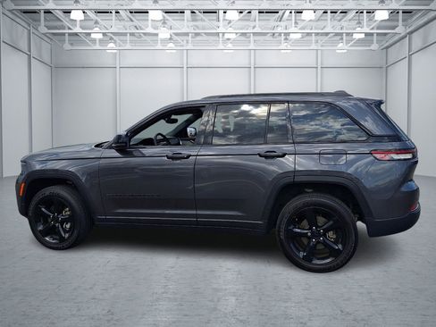 Used 2024 Jeep Grand Cherokee Altitude image 2