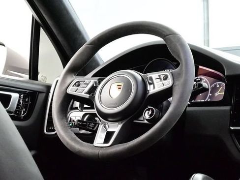 Certified 2021 Porsche Cayenne Turbo S w/ Lightweight Sport Package AWD/4WD image 21