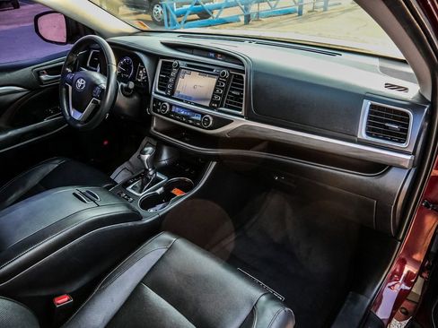 Used 2019 Toyota Highlander Limited w/ Carpet Mat Package (TMS) AWD/4WD image 20
