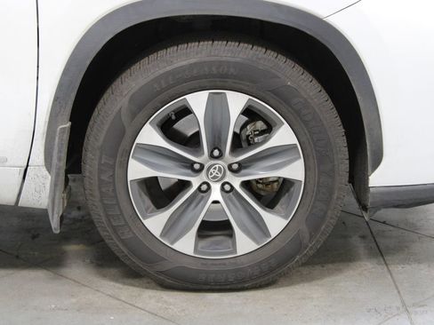 Used 2022 Toyota Highlander XLE image 12