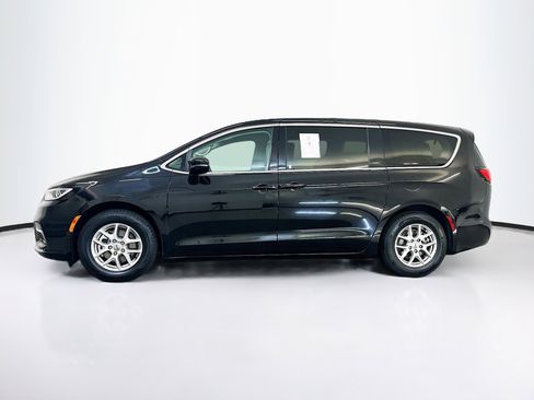Used 2024 Chrysler Pacifica Touring-L FWD image 4