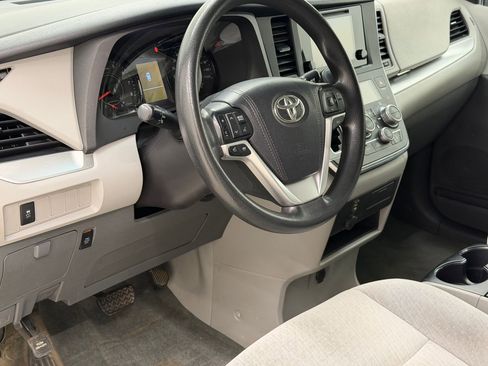 Used 2016 Toyota Sienna LE image 4