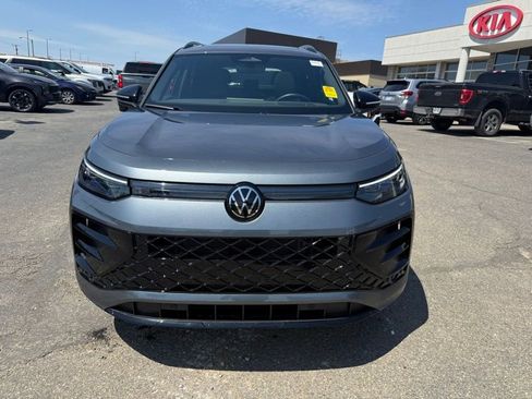 Used 2025 Volkswagen Tiguan SE R-Line image 2