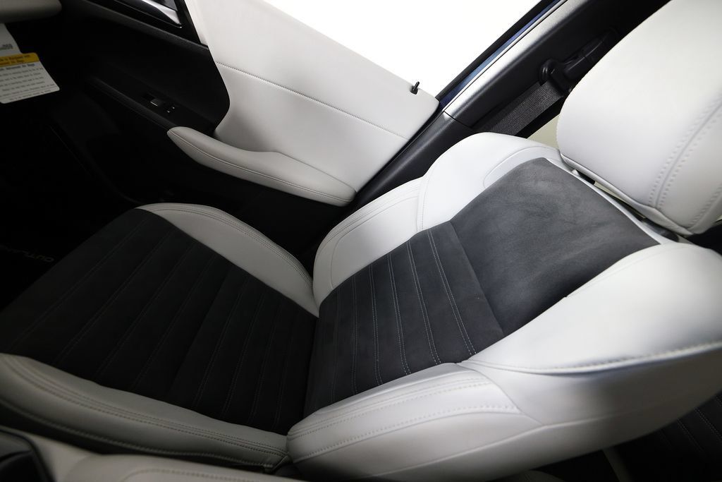 Used 2025 Mitsubishi Outlander SE FWD image 34