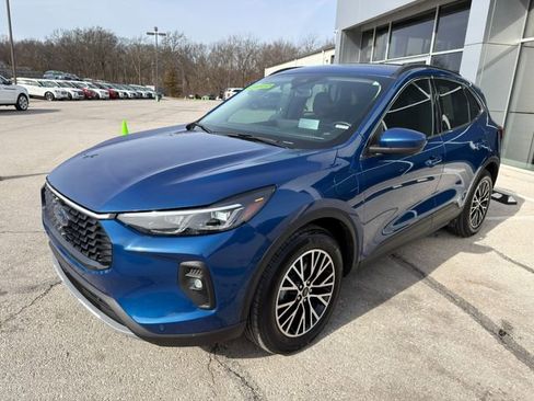 Used 2023 Ford Escape SE w/ PHEV Premium Package FWD image 3