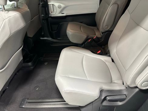 Used 2025 Toyota Sienna XLE image 49