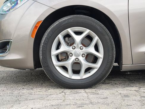 Used 2017 Chrysler Pacifica Touring-L Plus w/ Tire & Wheel Group FWD image 8
