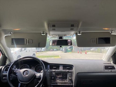 Used 2018 Volkswagen Golf S image 28