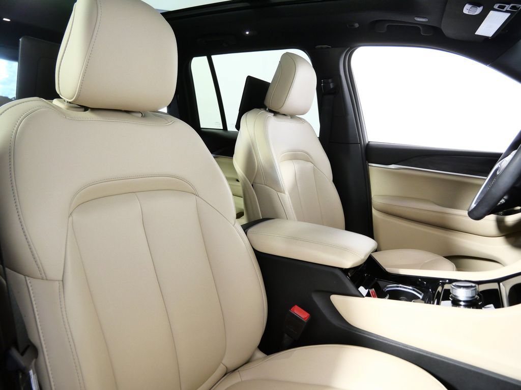 Used 2023 Jeep Grand Cherokee Limited w/ Luxury Tech Group II RWD image 8