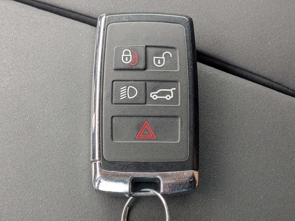 Used 2025 Land Rover Range Rover Velar Dynamic SE AWD/4WD image 33
