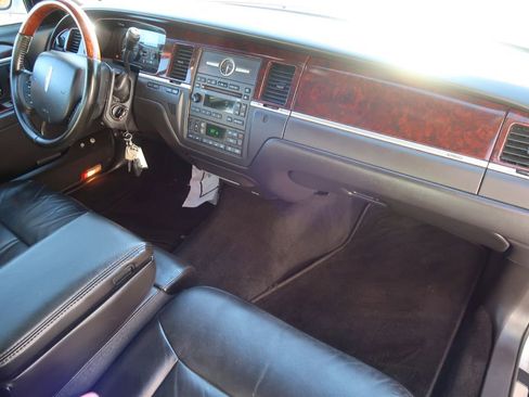 Used 2010 Lincoln Town Car Signature Limited image 10