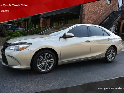 Used 2015 Toyota Camry SE FWD image 1