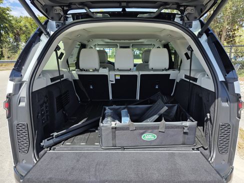 New 2026 Land Rover Discovery Dynamic SE image 14