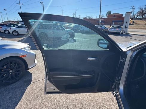 Used 2018 Dodge Charger SXT RWD image 19