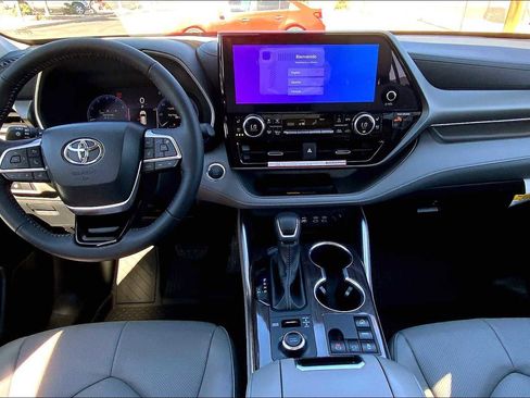 Used 2025 Toyota Highlander Limited image 12