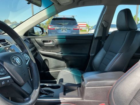 Used 2017 Toyota Camry SE FWD image 11