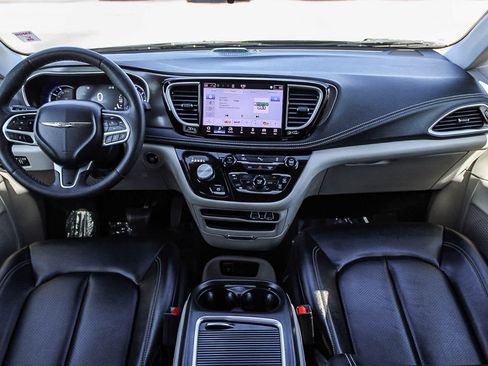 Used 2024 Chrysler Pacifica Limited FWD image 11