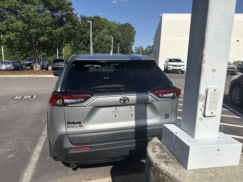 Used 2022 Toyota RAV4 LE AWD/4WD image 8