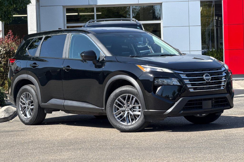 Used 2026 Nissan Rogue SV AWD/4WD image 2