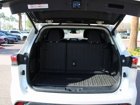 Used 2020 Toyota Highlander LE image 12
