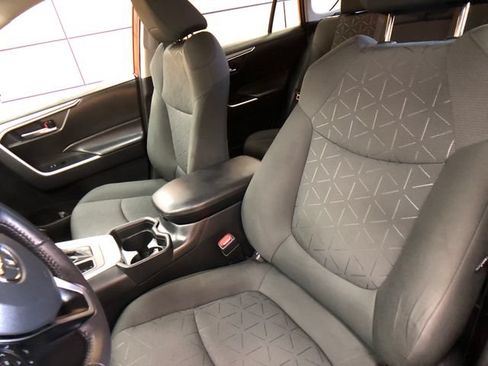 Used 2021 Toyota RAV4 XLE w/ XLE Grade Weather Package AWD/4WD image 9