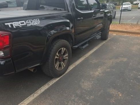 Used 2018 Toyota Tacoma TRD Sport w/ Technology Package image 2