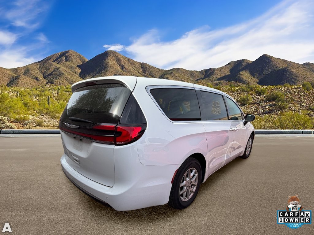 Used 2024 Chrysler Pacifica Touring-L FWD image 3