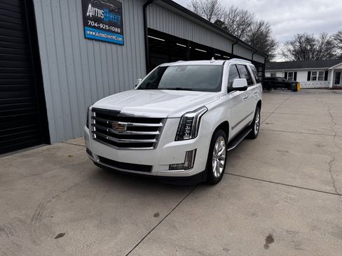 Used 2020 Cadillac Escalade Luxury image 11
