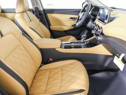 Used 2025 Nissan Sentra SV w/ SV Premium Package image 17