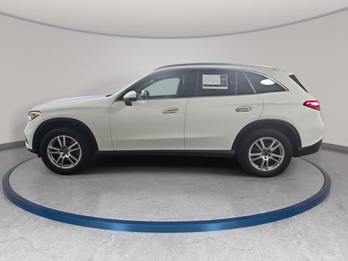Used 2025 Mercedes-Benz GLC 300 4MATIC image 9
