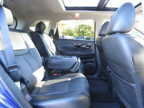 Used 2019 Nissan Rogue SL w/ Premium Package image 16