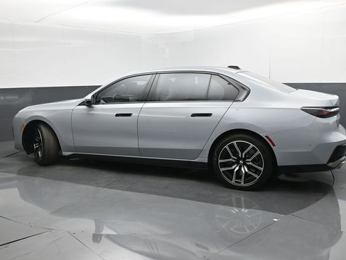 Used 2024 BMW 760i xDrive w/ Premium Package 2 image 3