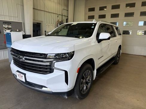 Used 2024 Chevrolet Suburban LT w/ LT Signature Plus Package AWD/4WD image 2