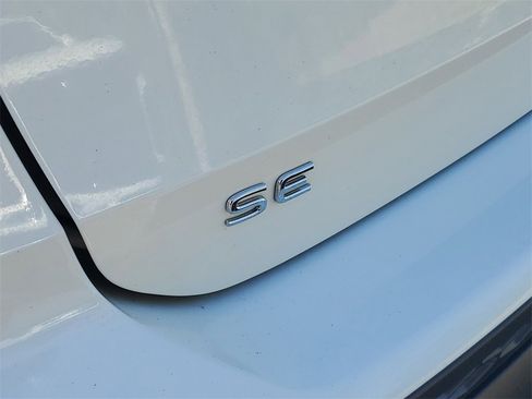 Certified 2025 Volkswagen Taos SE image 6