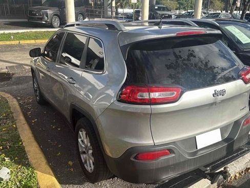 Used 2017 Jeep Cherokee Latitude image 3