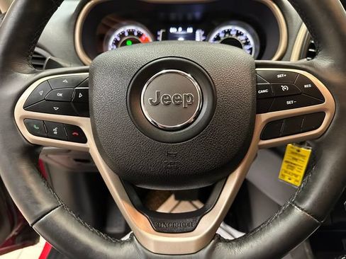 Used 2017 Jeep Cherokee Latitude w/ Cold Weather Group AWD/4WD image 9