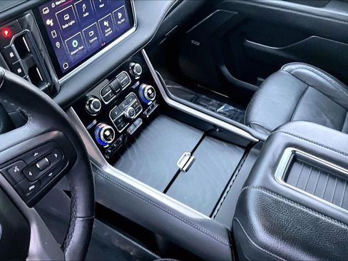 Used 2024 GMC Yukon XL Denali image 15