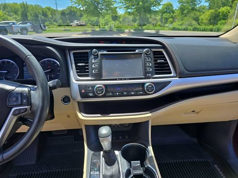 Certified 2019 Toyota Highlander XLE AWD/4WD image 24