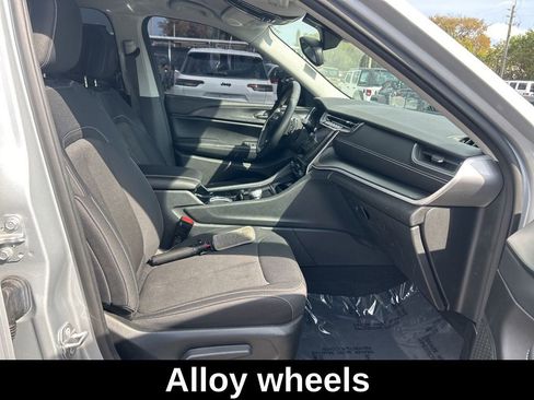 Certified 2023 Jeep Grand Cherokee Laredo w/ Luxury Tech Group I image 23