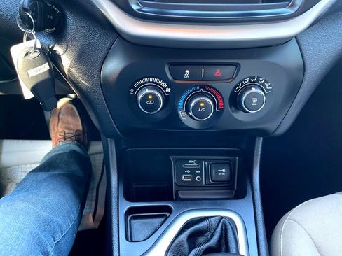 Used 2018 Jeep Cherokee Latitude image 21
