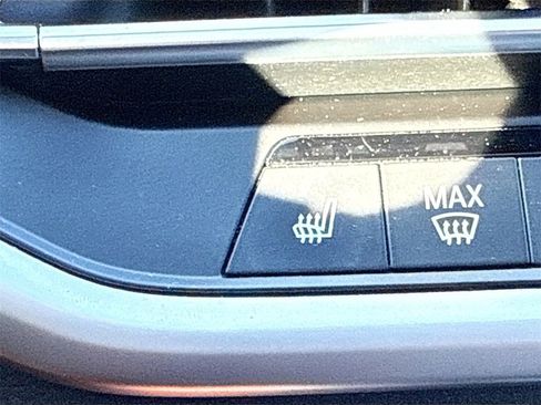 Used 2022 BMW X6 xDrive40i w/ M Sport Package image 19