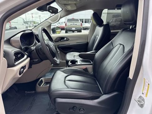 Used 2024 Chrysler Pacifica Touring-L FWD image 6