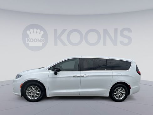 Used 2025 Chrysler Pacifica Select FWD image 13