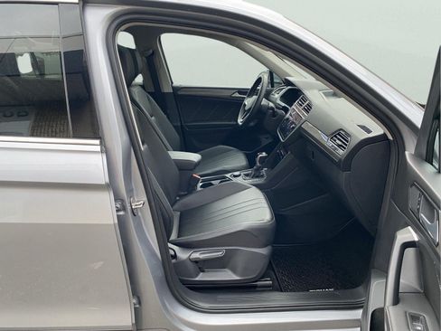 Used 2024 Volkswagen Tiguan SE AWD/4WD image 36