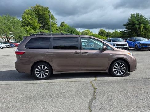 Used 2018 Toyota Sienna LE AWD/4WD image 9