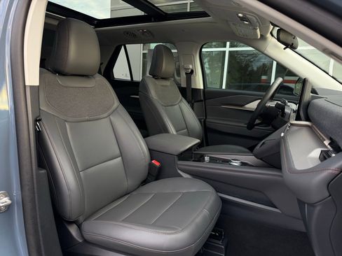 Used 2025 Ford Explorer Active w/ Active Comfort Package image 15